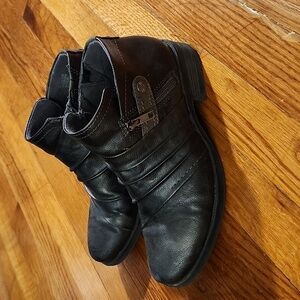 Earth Origins gunmetal leather booties